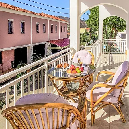1 Bedroom Amazing In Evia דירה